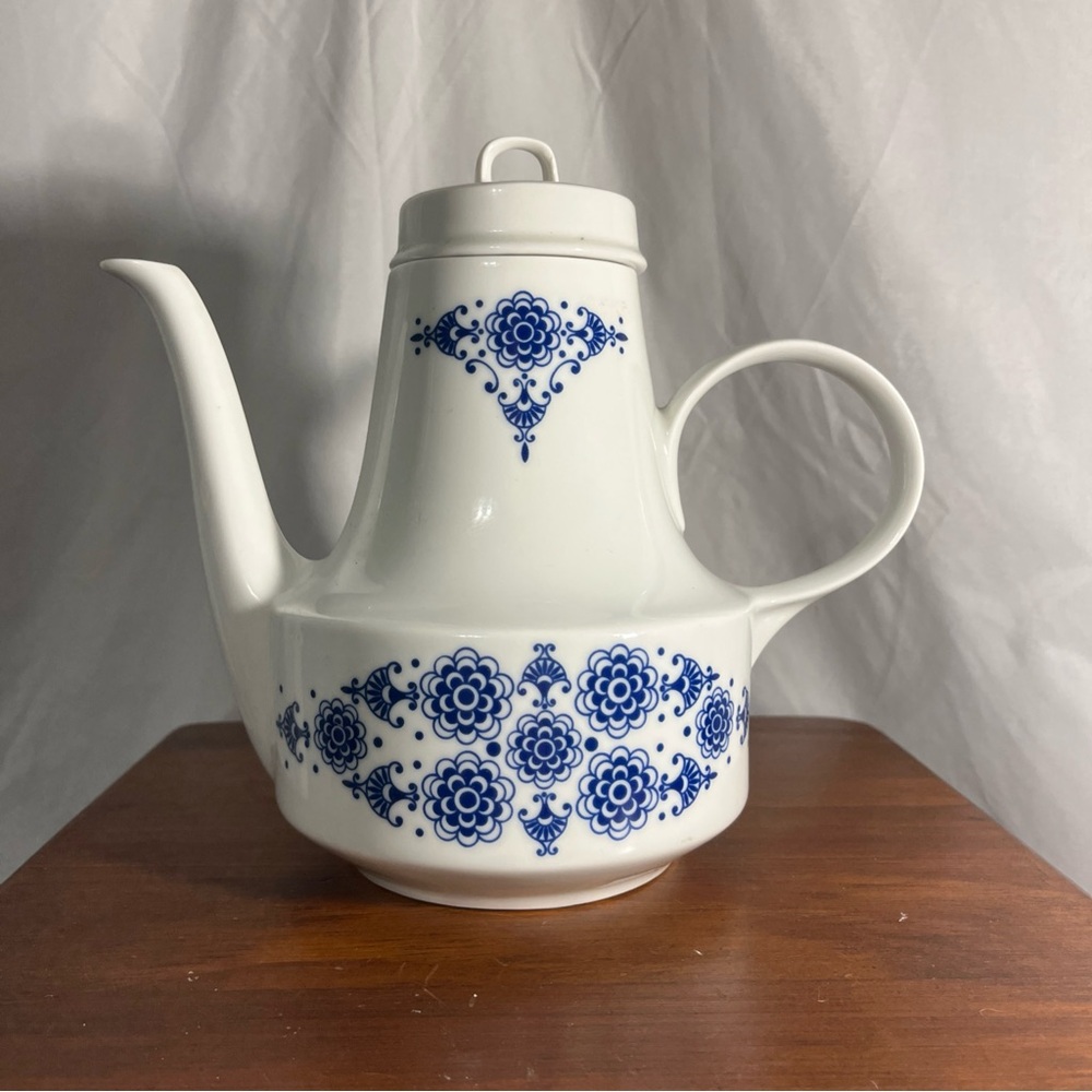Henneberg Porzellan Porcelain Teapot from the 1777 Echt Kobalt line